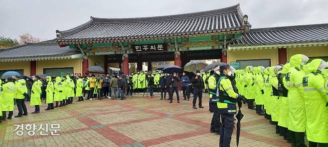 광주 국립5·18민주묘지 입구에서 10일 경찰들이 윤석열 국민의힘 대선후보의 방문에 대비해 경비를 서고 있다.