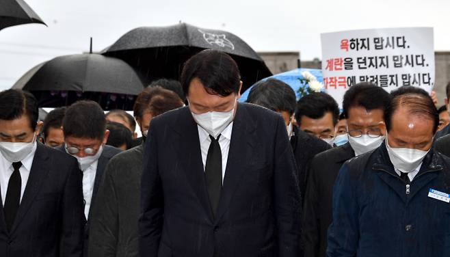 윤석열 국민의힘 윤석열 대선후보가 10일 광주 북구 국립 5·18 민주묘지를 찾아 참배하고 있다.   윤 후보는 5·18 민주묘지 추모탑에 헌화·분향하려 했으나 반대하는 시민들에 가로막혀 묵념으로 참배를 대신했다. |연합뉴스.