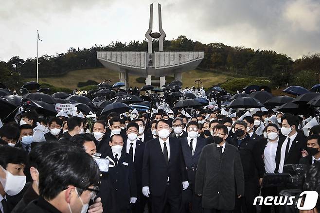 (광주=뉴스1) 이동해 기자 = 윤석열 국민의힘 대선 후보가 광주 북구 국립5·18민주묘지에서 추모탑과 묘역에 진입하지 못하고 참배광장에서 묵념을 한 뒤 묘지를 나서고 있다. 2021.11.10/뉴스1