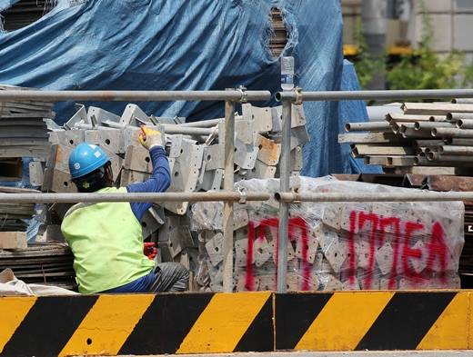 한국건설산업연구원은 '새 정부의 정책 과제'를 발간하고 내년 출범하는 차기 정부가 주목해야 할 4가지 건설 정책 이슈로 ▲국민 삶의 질 안정 ▲격차 해소 ▲산업 고도화 ▲안전한 인프라와 현장 등을 꼽았다. 사진은 기사 내용과 무관. /사진=뉴스1