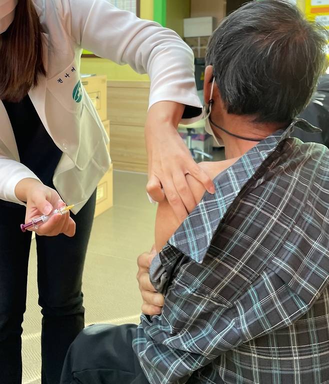 폐렴구균 무료 예방접종을 하고 있다 *재판매 및 DB 금지