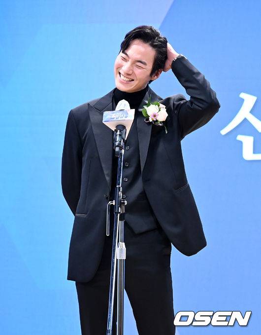 [OSEN=지형준 기자] 10일 오후 서울 순화동 KG타워 하모니홀에서 제41회 한국영화평론가협회상(영평상) 시상식이 열렸다.남우조연상을 수상한 ‘메이드 인 루프탑’ 배우 이홍내가 소감을 말하고 있다. 2021.11.10 /jpnews@osen.co.kr
