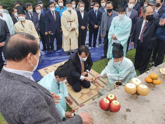 윤석열 국민의힘 대선후보가 파평윤씨 시조묘에 제주를 올리고 있다.봉강재 대종회 제공