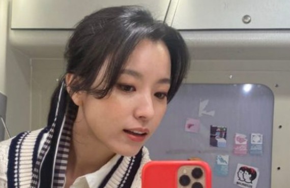 Han Hyo-joo flaunted her innocent visualsOn the afternoon of the 10th, Han Hyo-joo posted a picture on his Instagram story.Han Hyo-joo in the public photo shows a self-portrait with a scarf on his head.Han Hyo-joos face is full of girl sensibility, wearing a white shirt and a best smile.Above all, Han Hyo-joo was impressed with visuals while he was incredible in his mid-30s.Meanwhile, Han Hyo-joo is appearing on TVN gilt drama Happiness and returned to the screen with the movie The Sun does not move.
