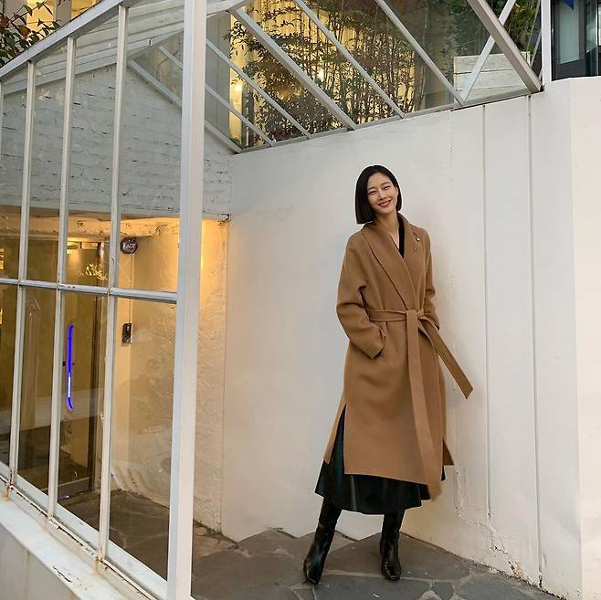 On the afternoon of the 10th, Lee Hyun-yi posted a picture on his instagram with an article entitled It is the season of the coat.Lee Hyun-yi in the public photo is smiling brightly in a light brown long coat, and many people are attracting attention to his appearance as a model-like delight.Meanwhile, Lee Hyun-yi, who was born in 1983 and is 38 years old, debuted as a model in 2005 and married Hong Sung Gi in 2012 and has two sons.Recently, she has appeared on SBS Same Bed, Different Dreams 2: You Are My Dest - You Are My Destiny and Them Smacking Women.Photo: Lee Hyun-yi Instagram