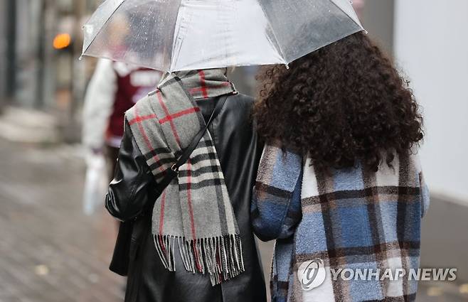 목도리가 필요한 계절 (서울=연합뉴스) 김인철 기자 = 쌀쌀한 초겨울 날씨를 보이는 9일 오후 서울 중구 명동거리에서 목도리를 한 시민이 길을 걷고 있다. 2021.11.9 yatoya@yna.co.kr