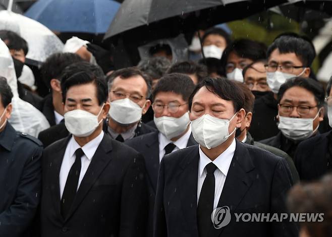 5·18 민주묘지 참배하는 윤석열 대선 후보 (광주=연합뉴스) 이정훈 기자 = 10일 광주 국립 5·18 민주묘지를 찾은 국민의힘 윤석열 대선 후보가 방문을 반대하는 시민들에 막혀 묘역 근처에서 참배를 하고 있다. 2021.11.10 [공동취재] uwg806@yna.co.kr