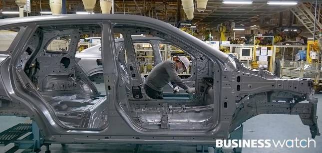 작업자가 망치를 이용해 차체를 점검 중이다, /사진=르노삼성차 제공