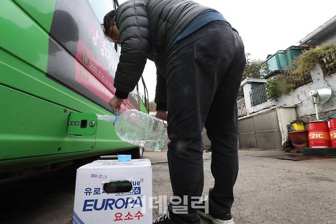 요소수 품귀 현상이 지속되고 있는 9일 서울 서대문구 한 운송업체에서 마을버스에 요소수를 넣고 있다. (사진=이데일리 이영훈 기자)