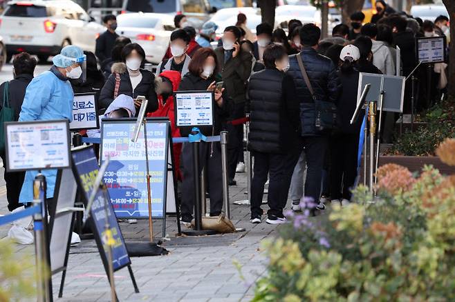 11일 오전 서울 송파구 송파구보건소 선별진료소에서 시민들이 신종 코로나바이러스 감염증(코로나19) 검사를 받기 위해 대기하고 있다. (사진=연합뉴스)