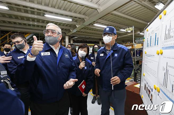 한국GM 부평공장을 방문한 스티브 키퍼 GM 수석부사장 겸 해외사업부문(GMI) 사장(사진제공=한국GM)  © 뉴스1