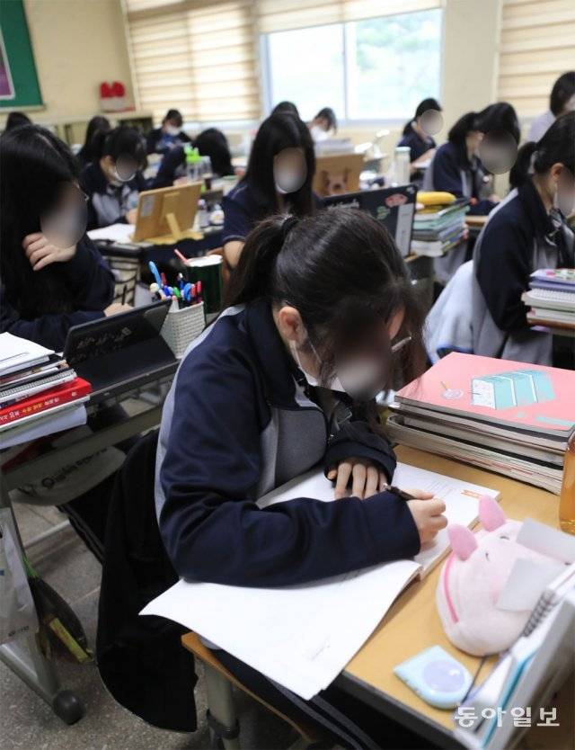 올해 대학수학능력시험은 국어와 수학에서 문·이과 구분 없이 성적이 산출된다. 이 때문에 인문계열 수험생들이 수시모집 수능 최저학력기준을 충족하기 어려울 거라는 우려가 나왔지만 실제 영향은 크지 않을 것으로 보인다. 사진은 수능을 50일 앞둔 9월 29일 전남 장성고 3학년 학생들의 학습 모습. 동아일보DB