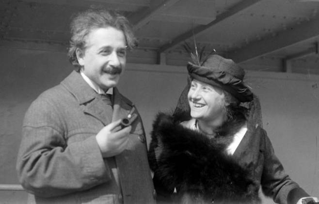 1921년 두번째 부인 엘자와 아인슈타인. 미국의회도서관 제공