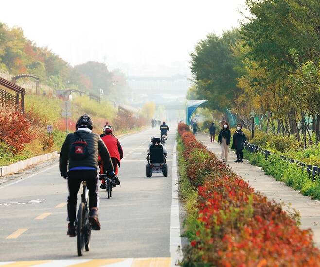 시민들이 자전거길을 따라 자전거를 타고 있다.