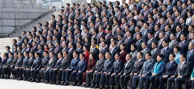박병석 국회의장과 제21대 전반기 국회의원들이 마스크를 벗고 단체사진 촬영을 하고 있다. 오대근 기자