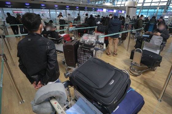 5일 오전 인천국제공항 1터미널이 공항 이용객들로 활기를 되찾고 있다. 뉴스1