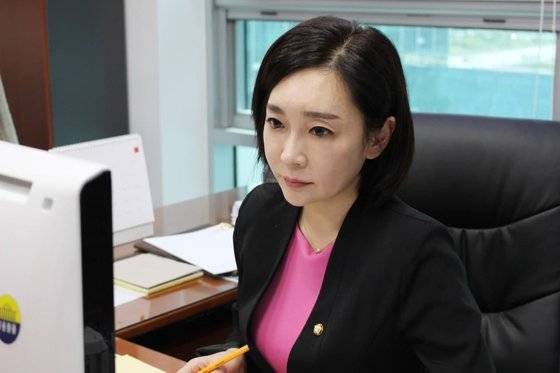 지난 3월 관광진흥법 개정안을 대표발의한 더불어민주당 유정주 의원. [유정주 의원실 제공]