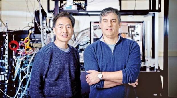 아이온큐를 설립한 김정상 미국 듀크대 전자컴퓨터공학과 교수(왼쪽)와 크리스토퍼 먼로 메릴랜드대 물리학과 교수.  /아이온큐 제공
