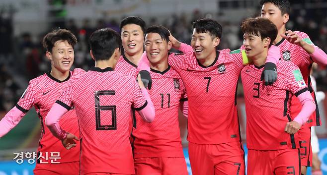 축구대표팀 공격수 황희찬(가운데 11번)이 11일 고양 종합운동장에서 열린 카타르 월드컵 아시아 최종예선 아랍에미리트연합과의 경기에서 전반 36분 페널티킥 골을 넣은 뒤 손흥민(7번) 등 동료들의 축하를 받으며 활짝 웃고 있다. 정지윤 선임기자