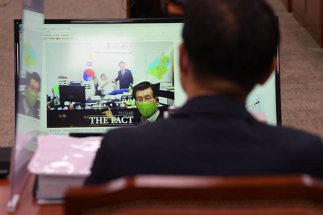 김남국 더불어민주당 의원이 지난달 21일 오후 서울 여의도 국회에서 열린 법제사법위원회의 법무부, 대법원 등에 대한 종합감사에서 박범계 법무부 장관에게 이재명 민주당 대선후보가 조폭과 연루됐다고 주장하는 박철민 씨 측 변호사가 '사진 속 인물이 누군지 모른다'는 기사와 관련해 질의하고 있다. [연합]