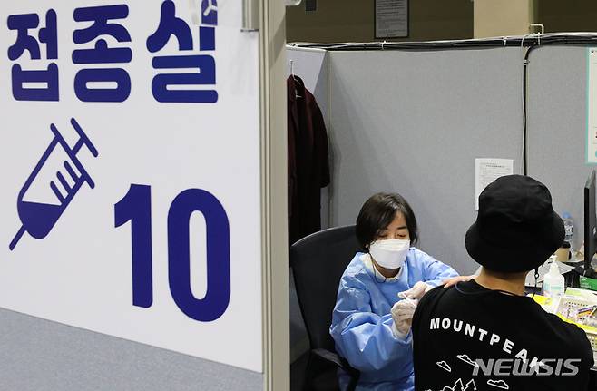 [서울=뉴시스] 권창회 기자 = 지난달 27일 오전 서울 동작구 예방접종센터에서 시민이 백신 접종을 맞고 있다. 2021.10.27. kch0523@newsis.com