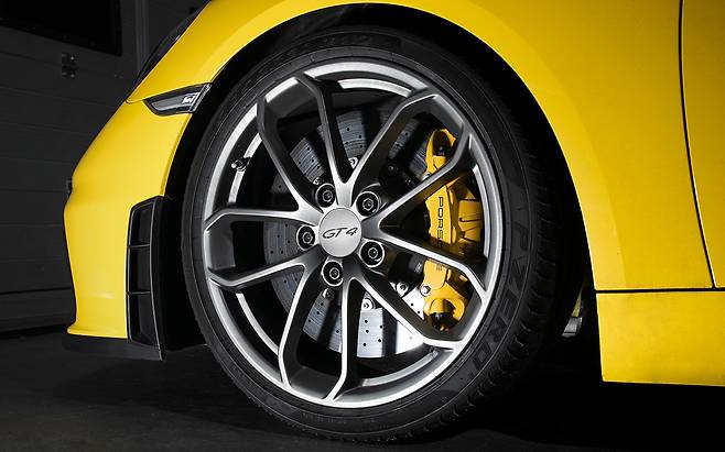 선대 911(991) GT3에서 빌려온 서스펜션과 브레이크 시스템