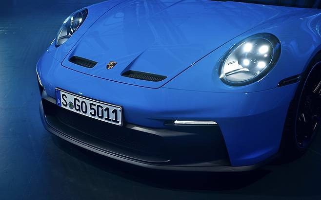 커다란 흡기구와 보닛 상단 배출구