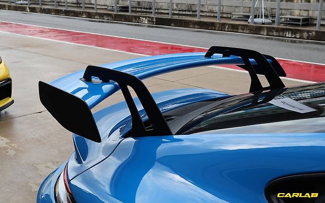 백조의 목처럼 휘어진 스완 넥 고정식 리어 윙