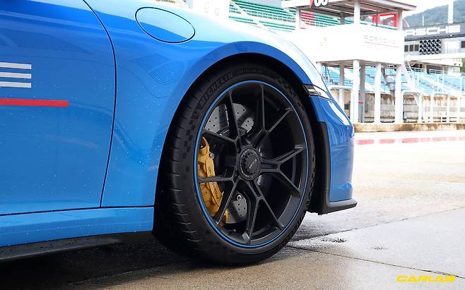 앞 20인치, 뒤 21인치 사이즈의 경량 단조 휠