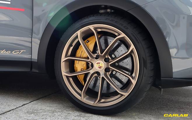 카이엔 터보 쿠페 대비 1인치 커진 22인치 휠과 카이엔 터보 GT 전용 P제로 타이어