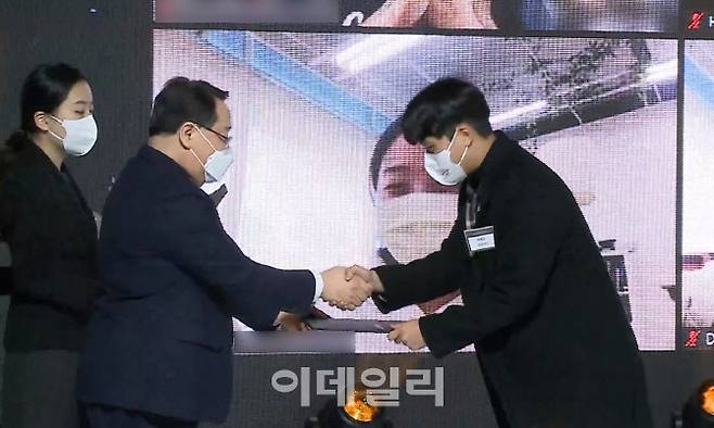 순천향대 N&D팀이 ‘2021 산업혁신인재 시상식’에서 석영철 한국산업기술진흥원장으로부터 상을 받고 있다. (사진=순천향대)