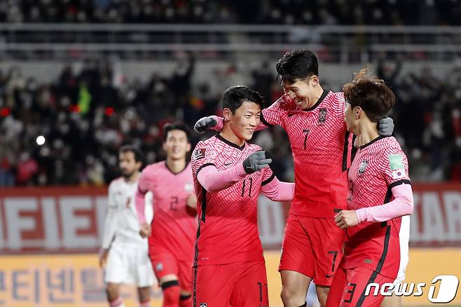 11일 오후 경기도 고양시 고양종합운동장에서 열린 2022 국제축구연맹(FIFA) 카타르 월드컵 최종예선 대한민국과 아랍에미리트(UAE)의 경기에서 첫 골을 넣은 황희찬이 동료들과 기뻐하고 있다. 2021.11.11/뉴스1 © News1 이승배 기자