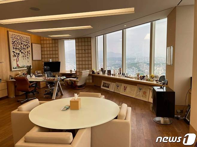 박용만 회장이 22년간 사용해 온 두산타워 33층 집무실.<출처=박용만 페이스북>© 뉴스1