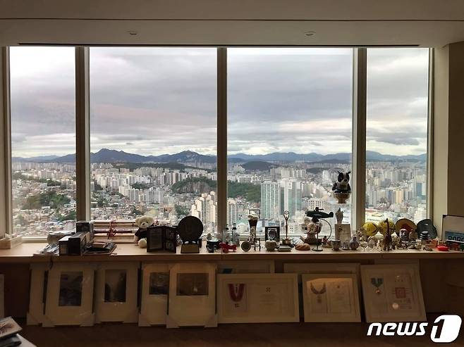 박용만 회장이 22년간 사용해 온 두산타워 33층 집무실에서 바라본 서울 강북 쪽 풍경.<출처=박용만 페이스북>© 뉴스1