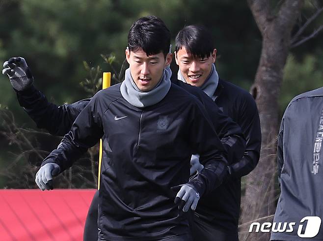 손흥민과 황희찬이 10일 경기 파주 축구국가대표트레이닝센터(NFC)에서 훈련하고 있다. 2021.11.10/뉴스1 © News1 이성철 기자