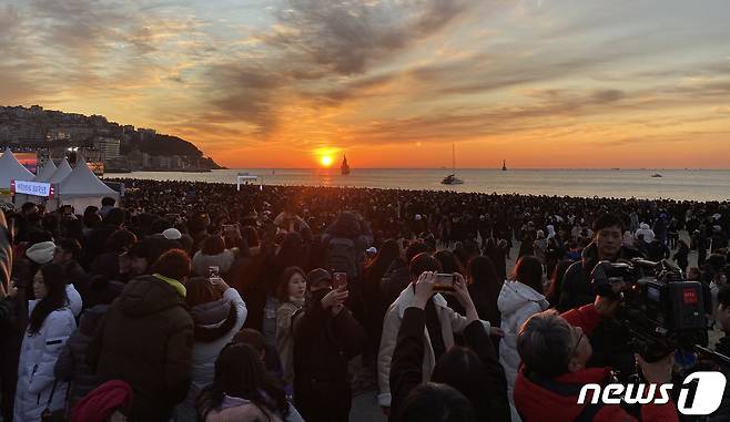 2020 경자년 첫 날인 1일 오전 부산 해운대해수욕장을 찾은 시민들이 새해 첫 태양을 바라보고 있다. 2020.1.1/뉴스1 © News1 여주연 기자