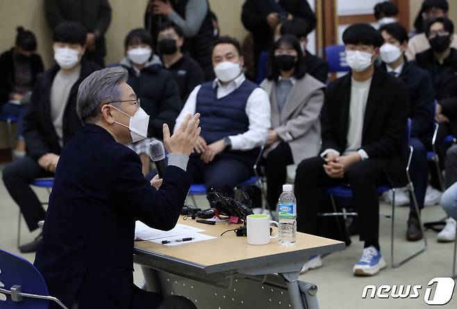 전국 민생탐방 투어에 나선 이재명 더불어민주당 대선 후보가 12일 오후 울산 남구 시의회 대강당에서 열린 '청년이 묻고, 이재명이 답하다' 울산 청년들과의 대화에서 인사말을 하고 있다. 이 후보는 이날 부산·울산·경남을 시작으로 약 8주간 버스를 타고 전국 곳곳의 목소리를 경청하는 매타버스(매주 타는 민생버스) 프로젝트에 돌입했다. 2021.11.12/뉴스1 © News1 오대일 기자