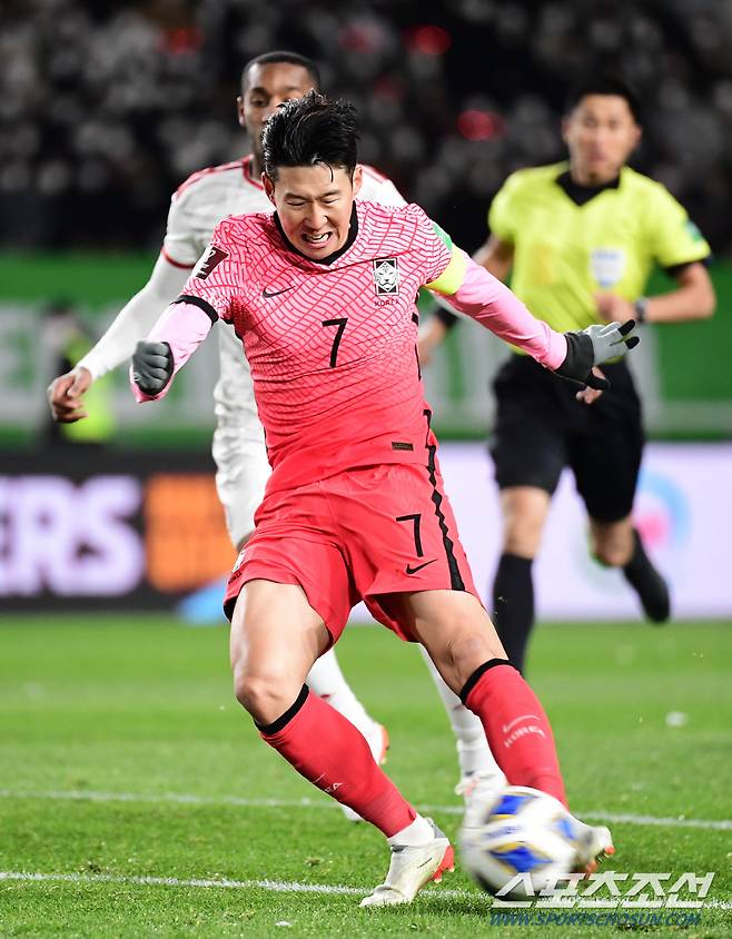 한국 축구대표팀이 11일 오후 고양종합운동장에서 아랍에미리트(UAE)와 카타르 월드컵 아시아 최종예선 경기를 펼쳤다. 손흥민이 아랍에미리트 수비를 제치며 슈팅을 시도하고 있다. 고양=송정헌 기자songs@sportschosun.com/2021.11.11/