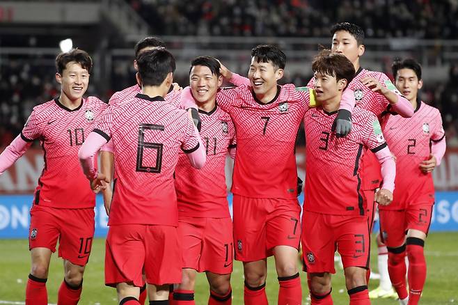 아시아축구연맹(AFC)이 지난 11일 공식 홈페이지를 통해 한국 축구대표팀을 극찬했다. 사진은 같은날 월드컵 아시아지역 최종예선 A조 아랍에미리트(UAE)와 경기에서 득점한 뒤 자축하는 한국대표팀 선수들 모습. /사진=로이터