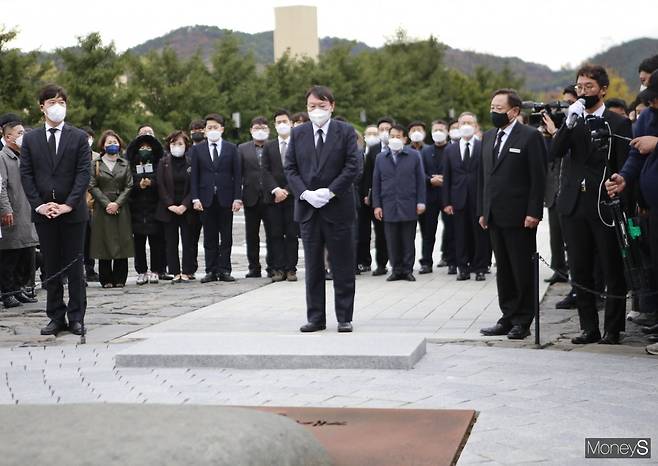 윤석열 국민의힘 대선 후보가 11일 오후 경남 김해 봉하마을 너럭바위 앞에서 고(故) 노무현 전 대통령을 추모하고 있다. 2021.11.11.머니S 임승제 기자.