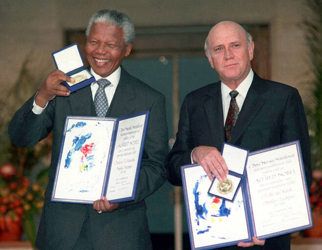 프레데리크 데 클레르크(오른쪽) 전 남아프리카 공화국 대통령과 넬슨 만델라 전 대통령. 사진은 1993년 10월 두 사람이 노벨평화상을 공동 수상한 뒤 기념촬영하는 모습. [AP]