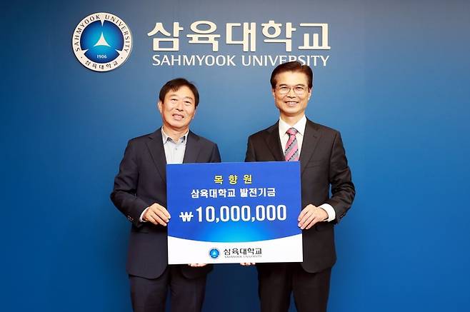 [서울=뉴시스] 목향원 한성우(왼쪽부터) 대표, 삼육대 김일목 총장(사진=삼육대 제공) *재판매 및 DB 금지