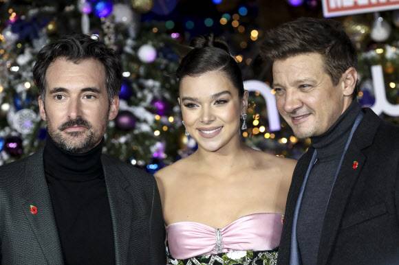 영화배우 리스 토머스, 헤일리 스타인펠드, 제레미 레너(왼쪽부터)가 11일(현지시간) 영국 런던에서 열린 디즈니 플러스의  ‘호크아이’ 영국 팬 시사회에 참석해 포즈를 취하고 있다.AP 연합뉴스