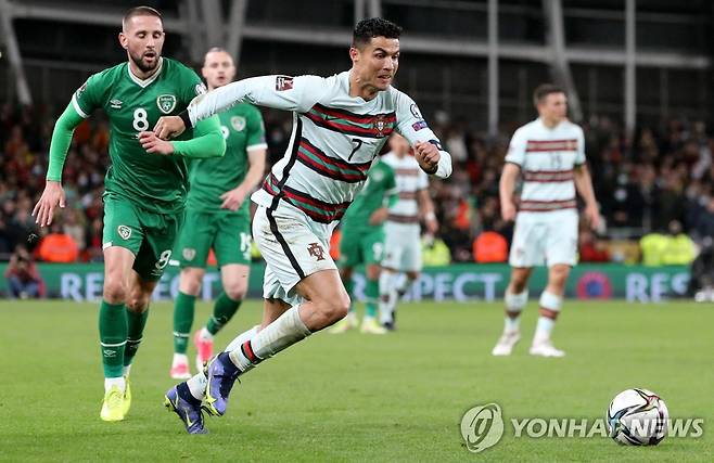 아일랜드와 경기에서 드리블하는 포르투갈 호날두. [AFP=연합뉴스]