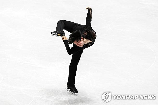 연기 펼치는 차준환 피겨스케이팅 남자 싱글 간판 차준환이 12일 일본 도쿄 요요기 국립경기장에서 열린 2021-2022 국제빙상경기연맹(ISU) 피겨스케이팅 시니어 그랑프리 4차 대회 NHK트로피 남자 싱글 쇼트프로그램에서 스핀 연기를 펼치고 있다. [AFP=연합뉴스]