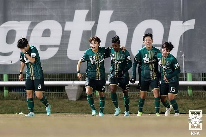 여자 실업축구 2021 WK리그 한국수력원자력 선수들이 여민지의 세 번째 골에 기뻐하고 있다. [대한축구협회 제공]