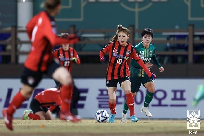 한수원과 수원도시공사는 양 팀 합해 9골이 오간 난타전을 벌였다. [대한축구협회 제공]