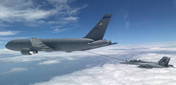 미국 공군이 도입하고 있는 보잉 KC-46 페가수스 공중급유기. 2015년 9월 첫 비행을 실시한 KC-46 급유기는 아직도 완전한 완성도를 보여주지 않고 있지만 2020년부터 미 공군에 인도되고 있다. KC-135를 대체해 미국 공군의 전략 공중급유기가 될 전망이다. 미 공군은 19기를 납품받고 이어 총 179대를 확보할 계획이다. 일본이 4대를 도입을 확정한 데 이어 이스라엘 공군과 미 국방부는 지난 2월 23일 2대의 미국 보잉 KC-46A 급유기를 도입하는 의향서(Letter of Acceptance)를 체결했다. 이스라엘 공군이 운용하는 Re’em (Boeing 707 개조기체)를 대체할 예정이다. 승무원 3명(조종사 2명, 급유 1명) ⦁인적 운송량 114명 ⦁탑재량 6만5000lb(2만9500kg) ⦁길이 50.5m ⦁날개길이 48.1m ⦁높이 15.9m ⦁중량 8만2377kg ⦁최대 탑재량 18만8240kg ⦁엔진 2×프랫 & 휘트니 PW4062 터보팬, 각 6만3300lbf(282kN) ⦁최고 속도 마하 0.86(650mph, 1046km/h) ⦁순항 속도 마하 0.80(851km/h) ⦁항속 거리 1만2200km ⦁비행 고도 4만10 ft(1만2200m). 사진=미 보잉사 홈페이지