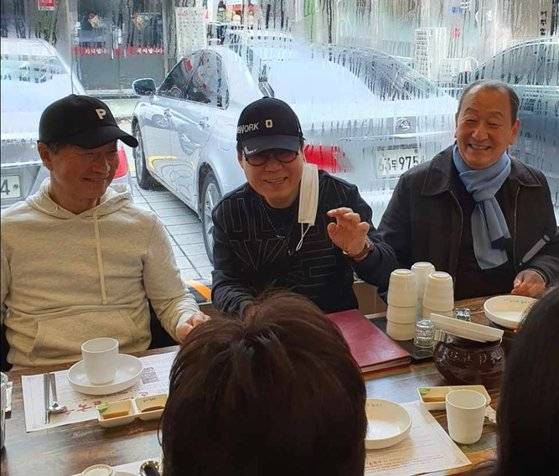 왼쪽부터 가수 김세환, 조영남씨, 유영구씨. [사진 조영남]