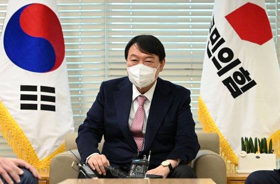 윤석열 국민의힘 대선 후보가 12일 오전 서울 여의도 중앙당사에서 존 오소프 미 상원의원과 대니얼 크리튼브링크 미국 국무부 동아시아·태평양 담당 차관보를 접견하고 있다. 국회사진기자단